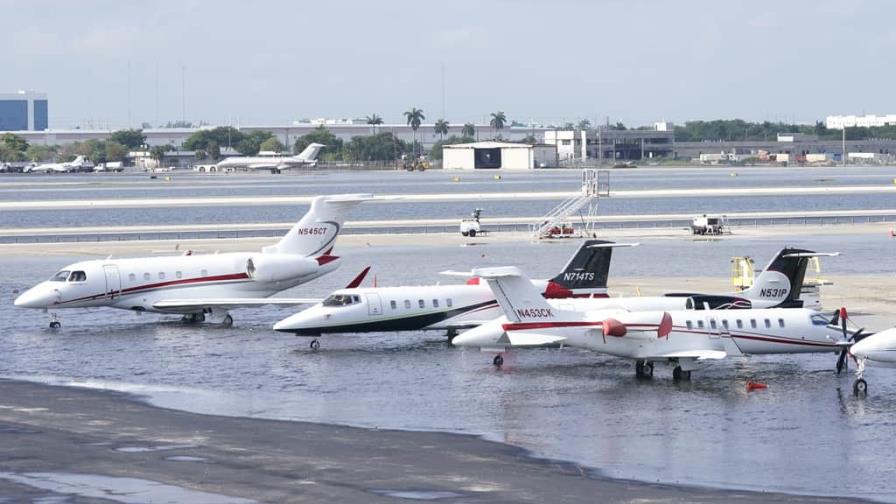 Lluvias parecidas a las del diluvio de Santo Domingo caen sobre Fort Lauderdale, el aeropuerto se inundó