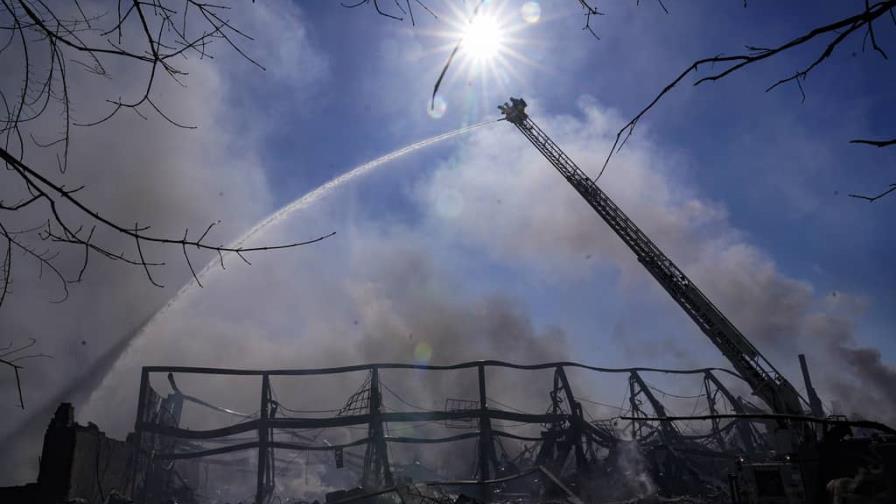 Un incendio en una planta provoca una nube tóxica en EE.UU. Un incendio en una planta provoca una nube tóxica en EE.UU.