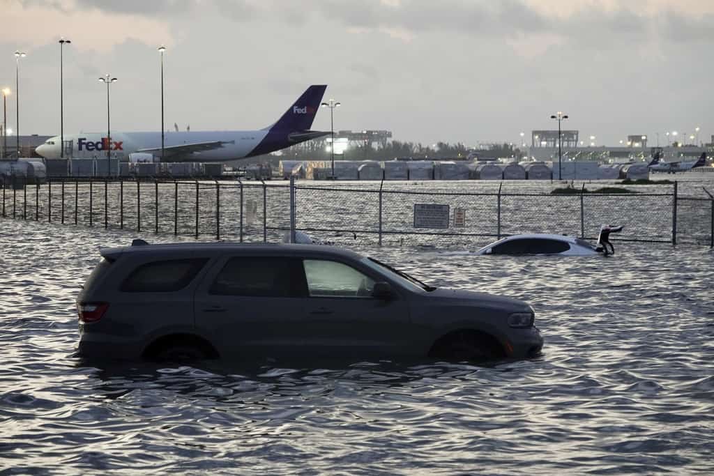 Aviones permanecen detenidos en la pista debido a inundaciones en el Aeropuerto Internacional de Fort Lauderdale Hollywood, el jueves 13 de abril de 2023 en Fort Lauderdale, Florida.