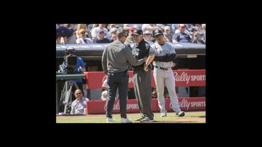 Umpire hospitalizado tras recibir pelotazo en la cabeza en Cleveland Umpire hospitalizado tras recibir pelotazo en la cabeza en Cleveland