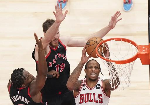 LaVine anota 39, los Bulls vencen a Raptors y enfrentarán a Heat