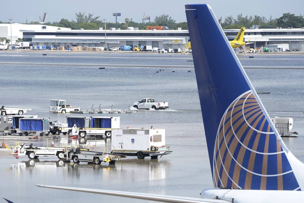 Aviones permanecen detenidos en la pista debido a inundaciones en el Aeropuerto Internacional de Fort Lauderdale Hollywood, el jueves 13 de abril de 2023 en Fort Lauderdale, Florida.