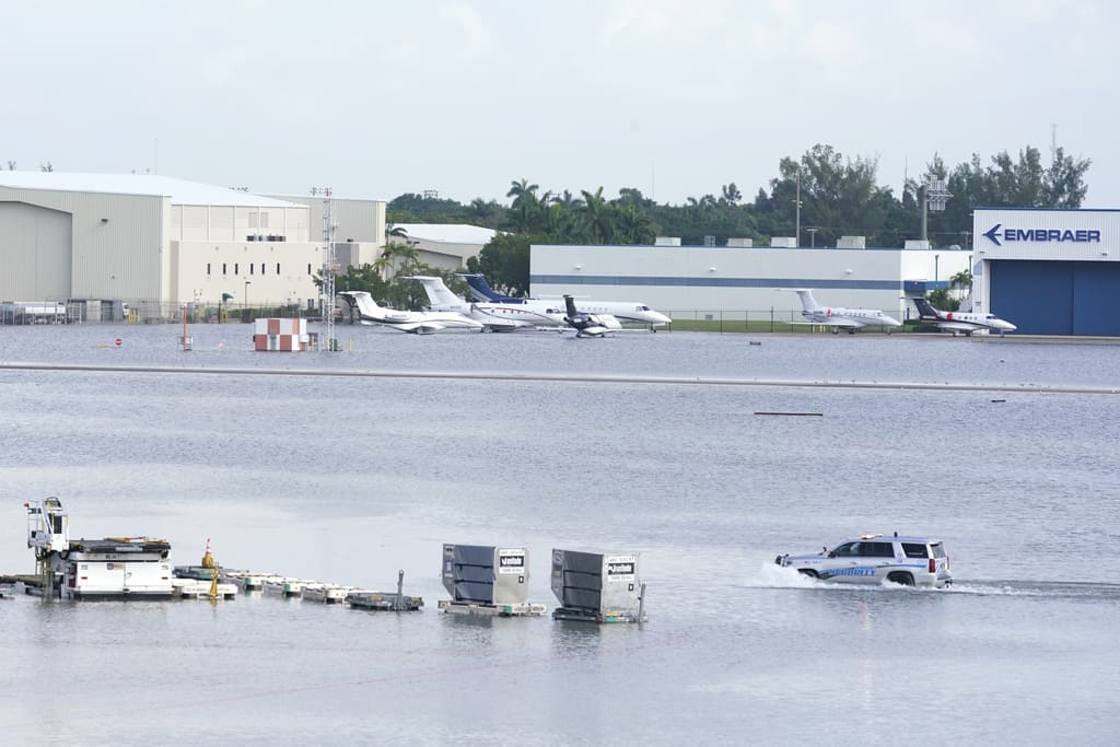 Aviones permanecen detenidos en la pista debido a inundaciones en el Aeropuerto Internacional de Fort Lauderdale Hollywood, el jueves 13 de abril de 2023 en Fort Lauderdale, Florida.