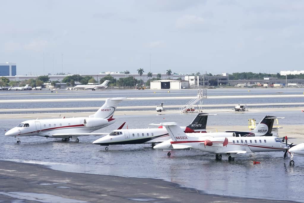 Aviones permanecen detenidos en la pista debido a inundaciones en el Aeropuerto Internacional de Fort Lauderdale Hollywood, el jueves 13 de abril de 2023 en Fort Lauderdale, Florida.