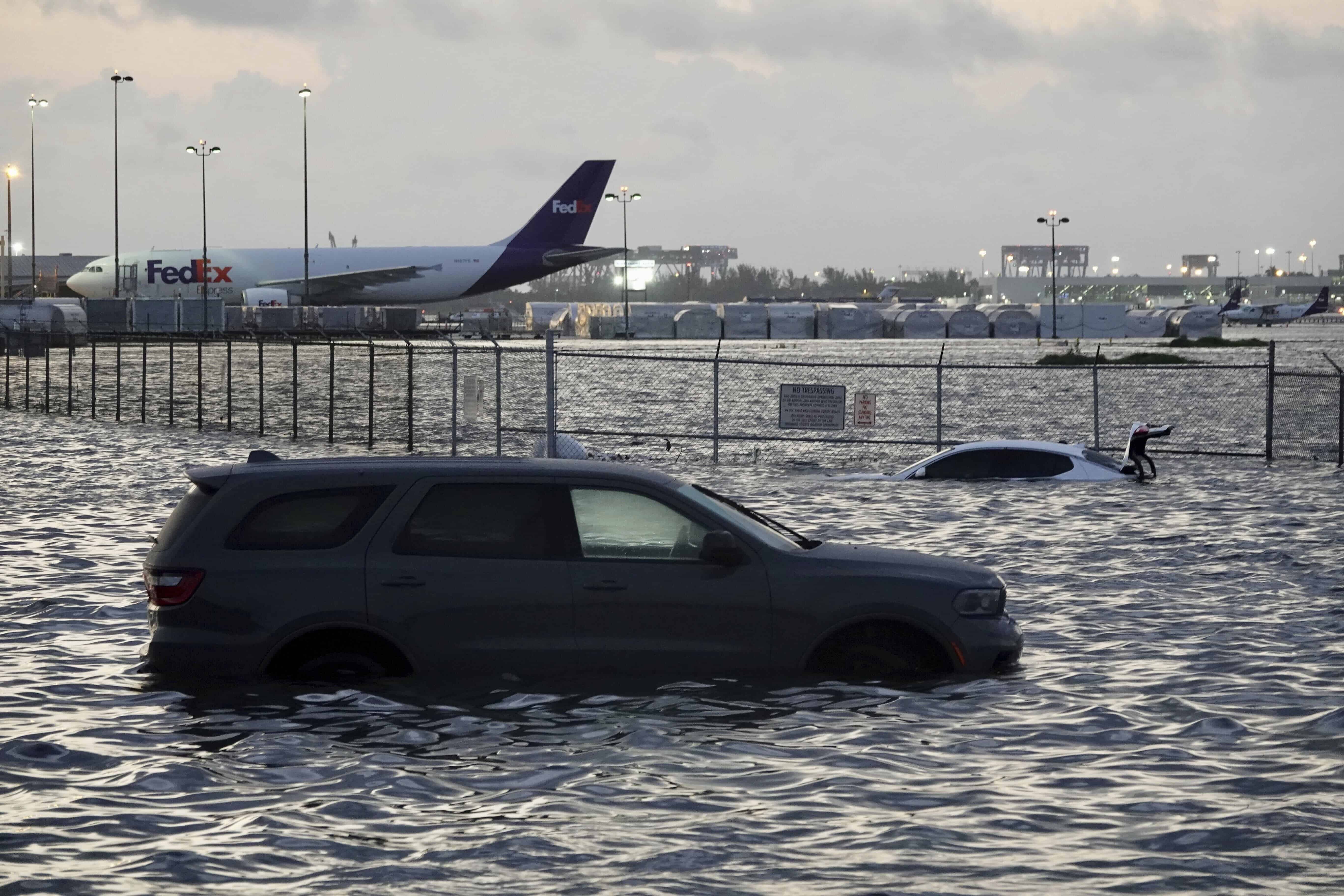 En fotos: Lluvias torrenciales afectan sur de la Florida con severas inundaciones