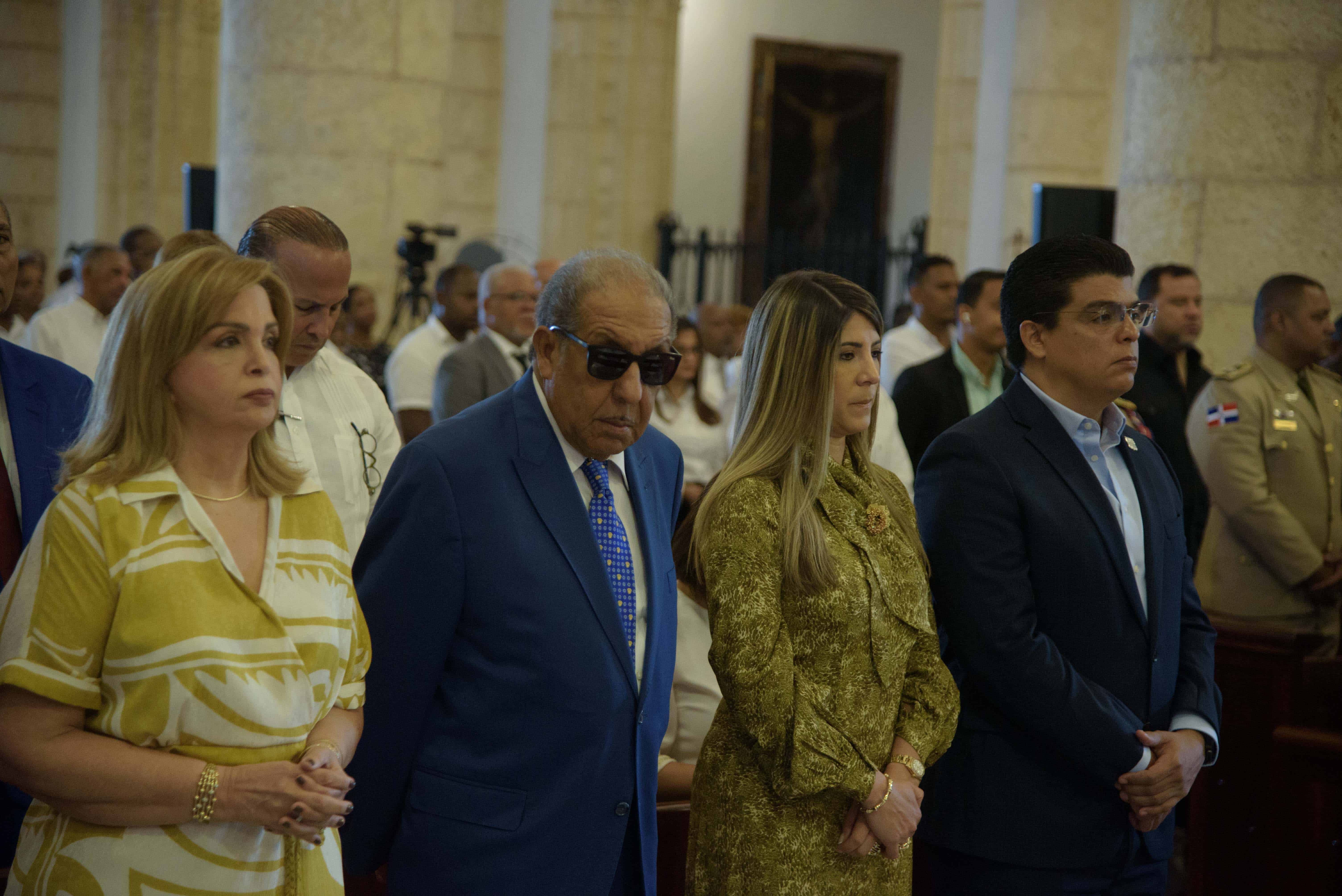 RafaelSuberví Bonilla acompaña a su hijo en la misa por el 50 aniversario de la Caasd