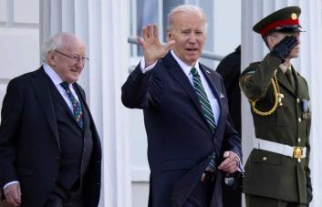 Biden anuncia un plan para que los soñadores accedan a planes médicos