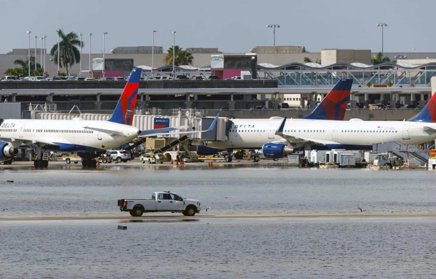 Aeropuerto de Fort Lauderdale reabre tras inundaciones en La Florida