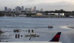 Los habitantes del sur de la Florida limpian y recuerdan el miedo tras el diluvio hist&oacute;rico