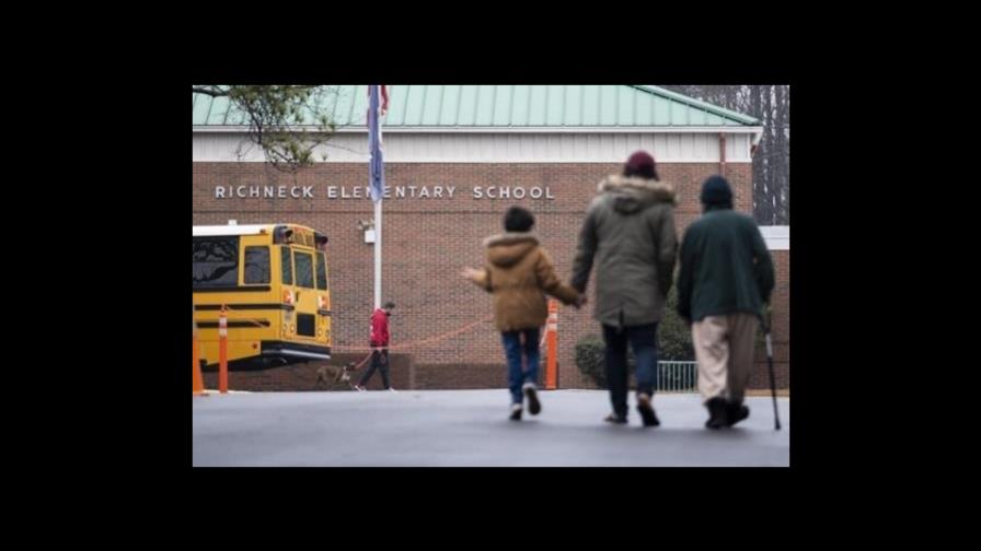 Detienen a la madre del niño de 6 años que baleó a profesora en escuela de Virginia