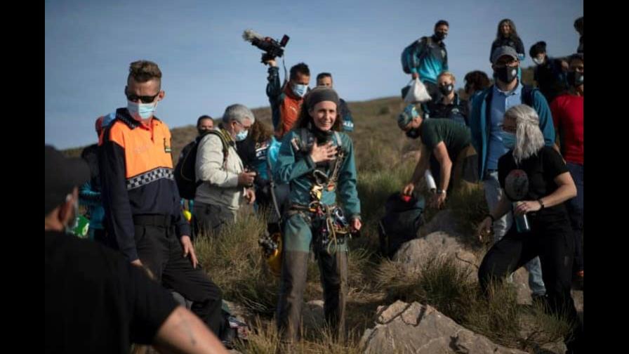 Una española sale de una cueva en la que pasó aislada 500 días Una española sale de una cueva en la que pasó aislada 500 días