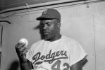 Los detalles sobre ¿por qué Jackie Robinson tiene dos placas del Salón de la Fama? Los detalles sobre ¿por qué Jackie Robinson tiene dos placas del Salón de la Fama?