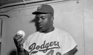 Los detalles sobre ¿por qué Jackie Robinson tiene dos placas del Salón de la Fama?