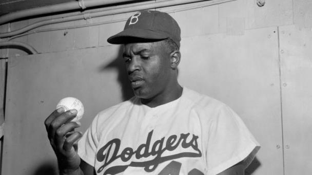 Los detalles sobre ¿por qué Jackie Robinson tiene dos placas del Salón de la Fama?