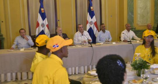 Presidente reconoce a bomberos forestales en Palacio Nacional