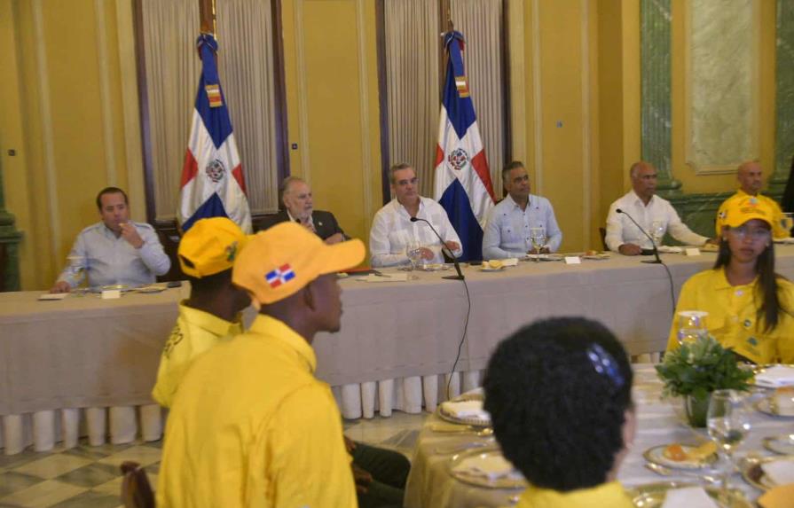 Presidente reconoce a bomberos forestales en Palacio Nacional
