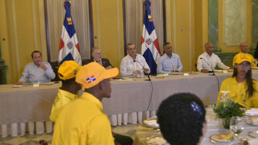 Presidente reconoce a bomberos forestales en Palacio Nacional