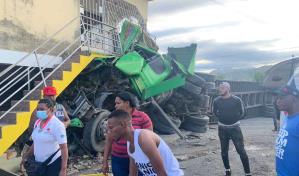 Patana y yipeta colisionan e impactan un colmado en Villa Altagracia; hay cuatro lesionados