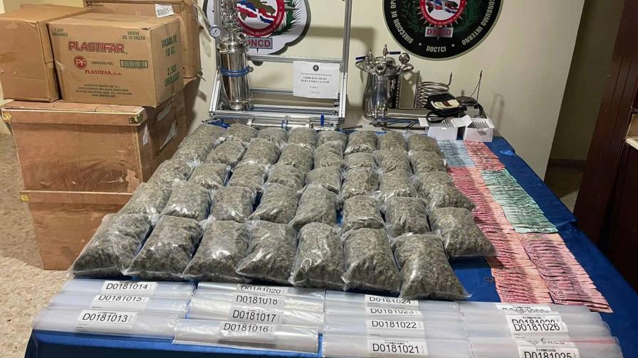 Autoridades ocupan 43 paquetes de marihuana sintética y apresan dos hombres en el Distrito Nacional Autoridades ocupan 43 paquetes de marihuana sintética y apresan dos hombres en el Distrito Nacional