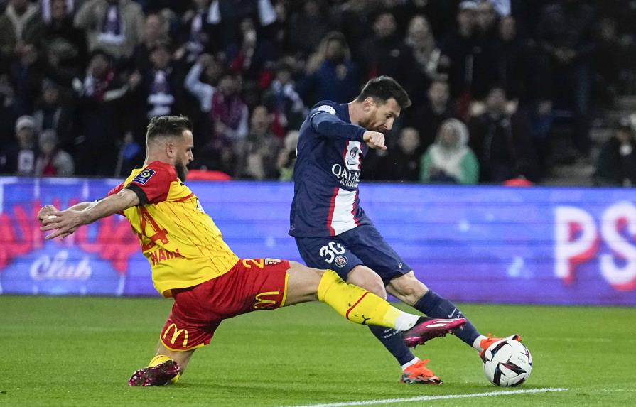 Con goles de Messi y Mbappé, PSG amansa a Lens y se aleja