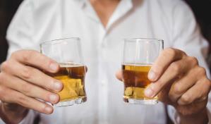 Jóvenes que abusan del alcohol son más propensos a sufrir un ACV