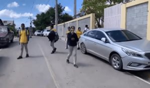 Polic&iacute;as lanzan bombas lacrim&oacute;genas en dos escuelas de Hato del Yaque, Santiago