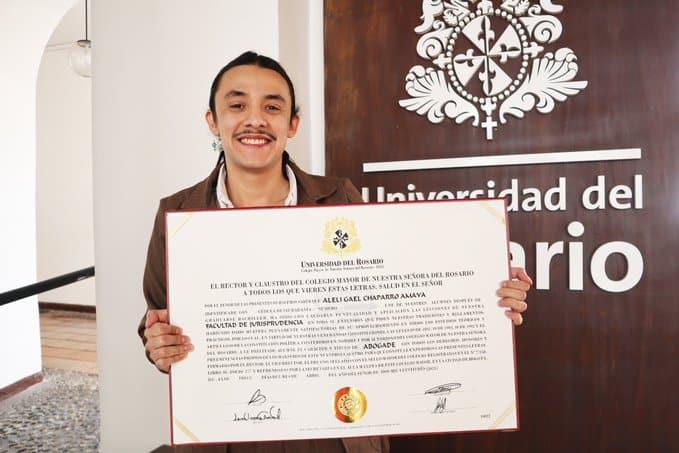 Colombia: universidad otorga título de “abogade” a persona no binaria