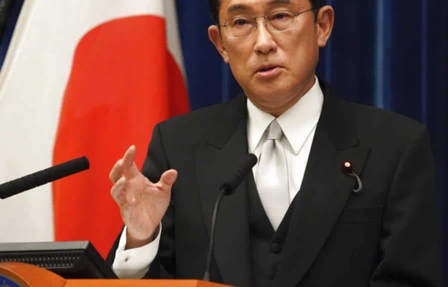 Evacuan al primer ministro de Japón por explosión mientras visitaba un puerto