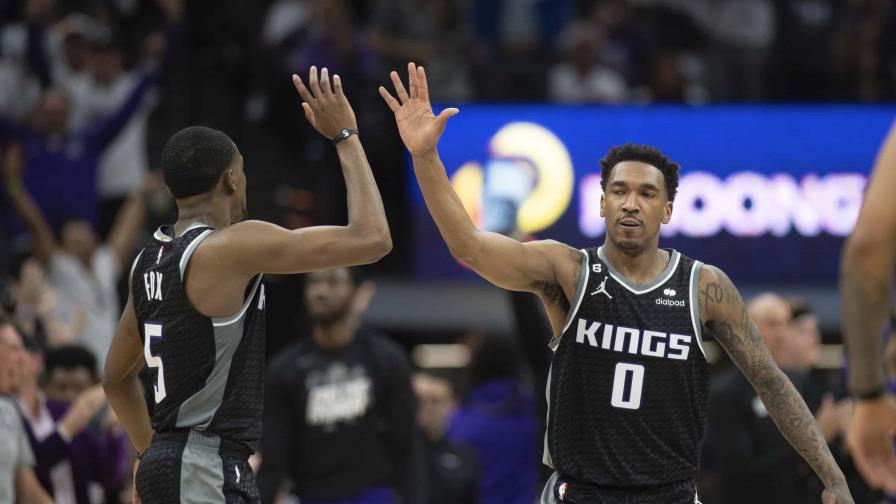 Fox guía a Kings a triunfo en su regreso a playoffs