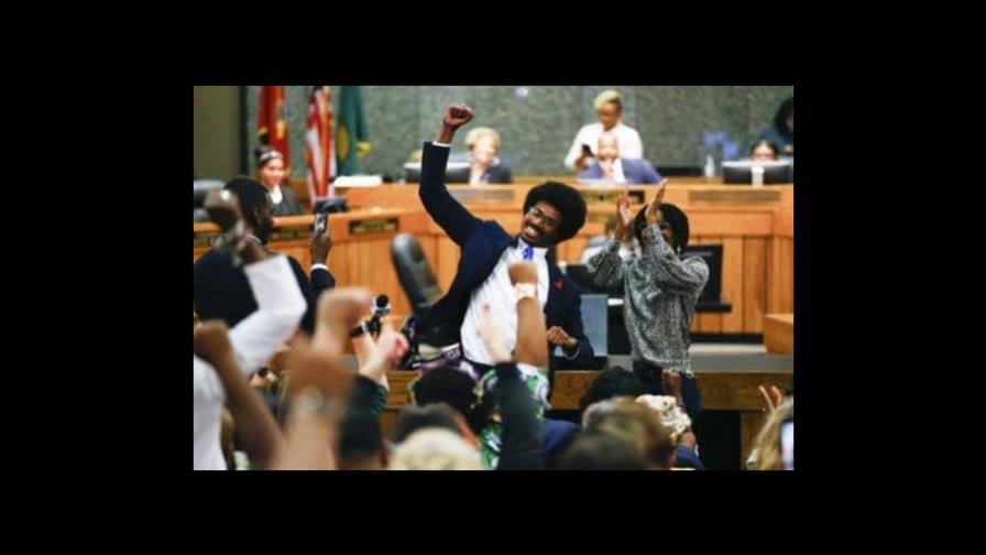 Expulsión de dos legisladores negros en Tennessee hace eco del pasado