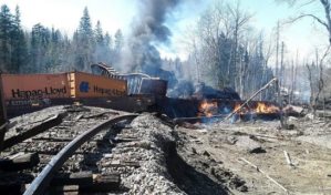 Comienza la limpieza tras el descarrilamiento de un tren en Maine, EE.UU.