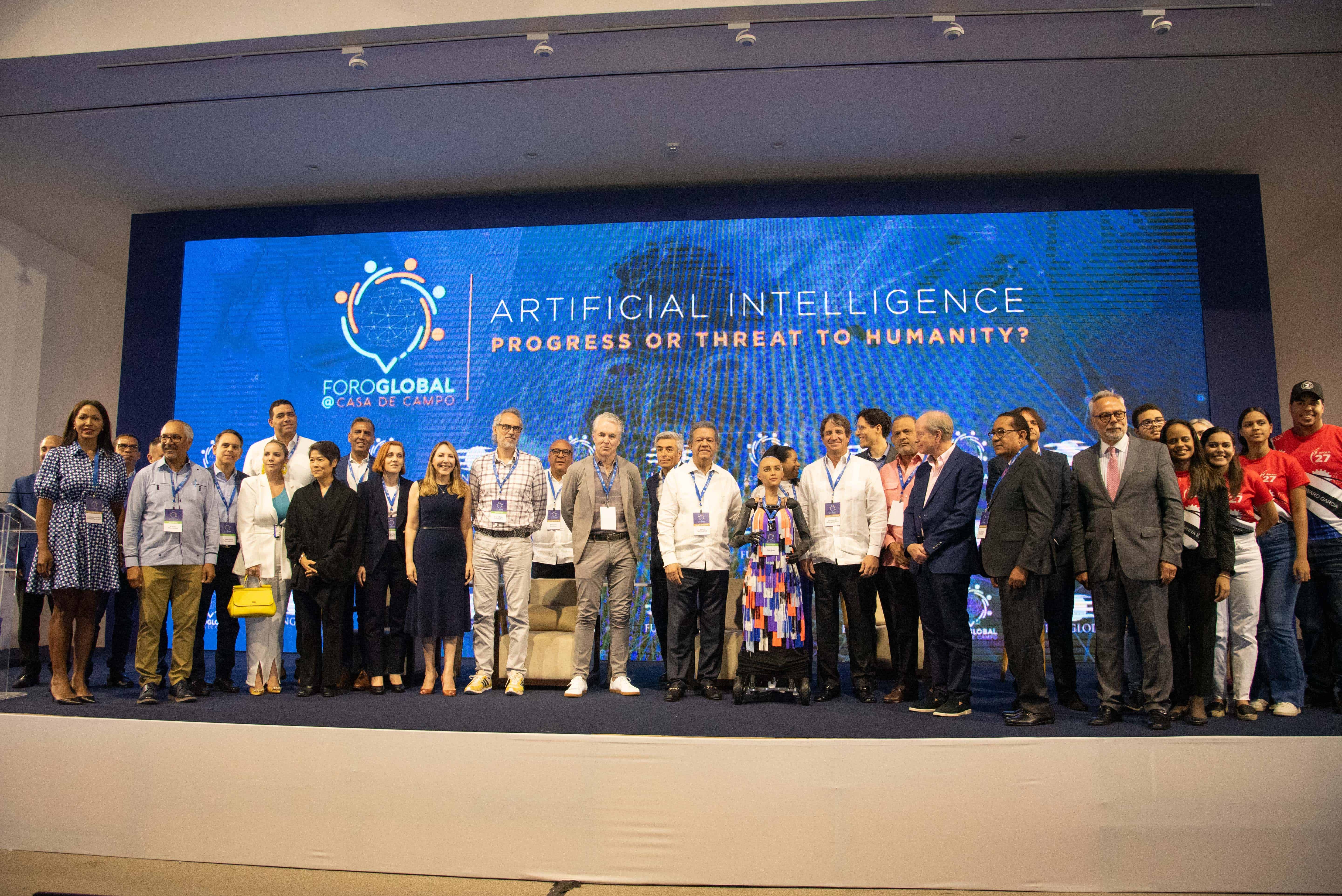 Parte de los expositores y encargados del Foro Global.
