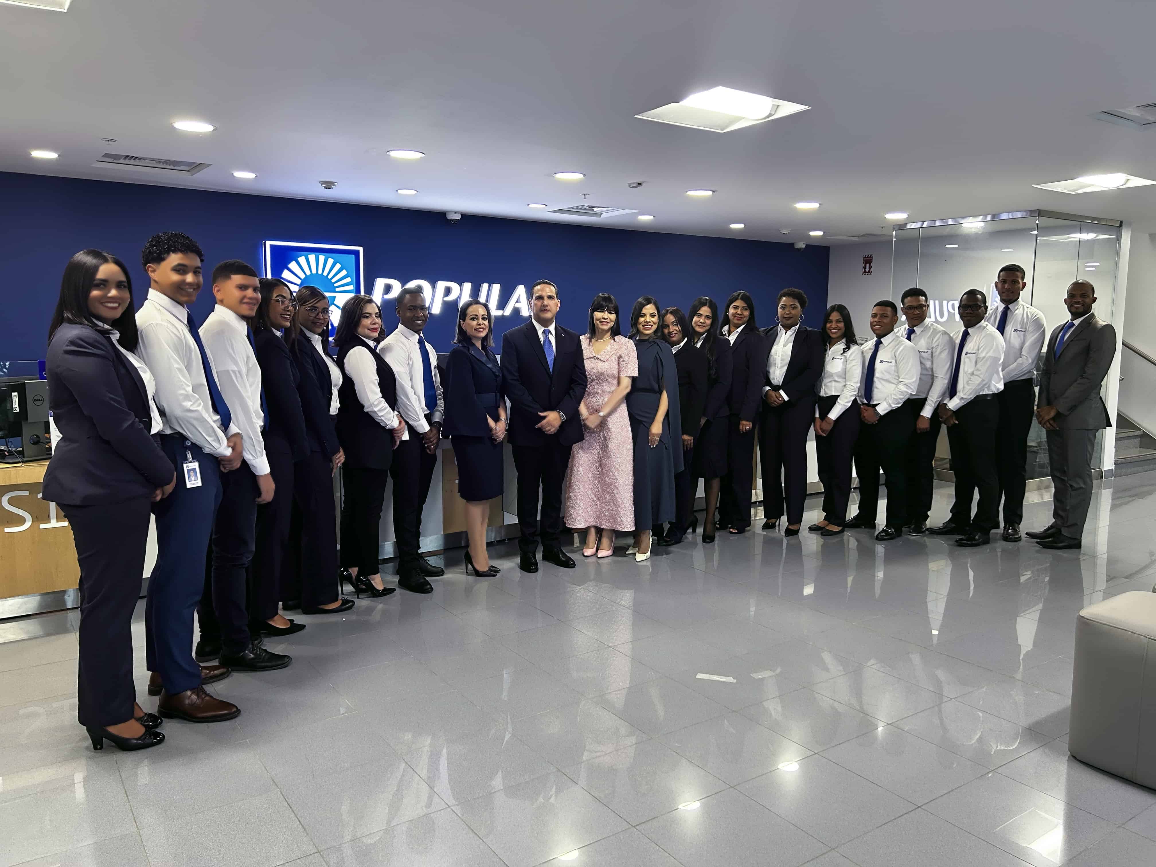 Equipo de la sucursal del Banco Popular situada en la Torre Hábitat Center. Encabezan la foto Leonte Brea y Aleida Gómez.