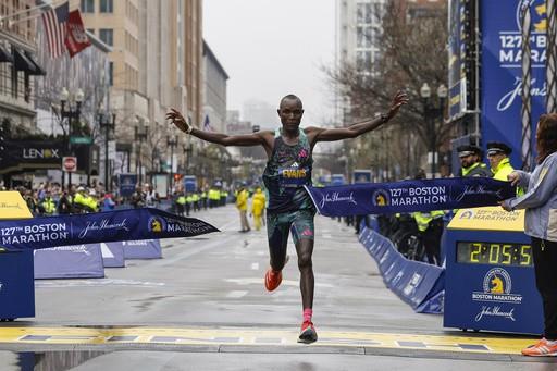 Kenia barre en el Maratón de Boston, pero no el favorito Kipchoge