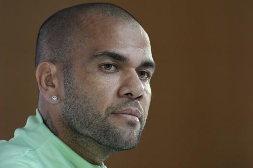 Dani Alves comparece ante corte en caso de agresión sexual