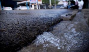 Miles de galones de agua se pierden en medio de escasez por tubería rota en sector de Santiago