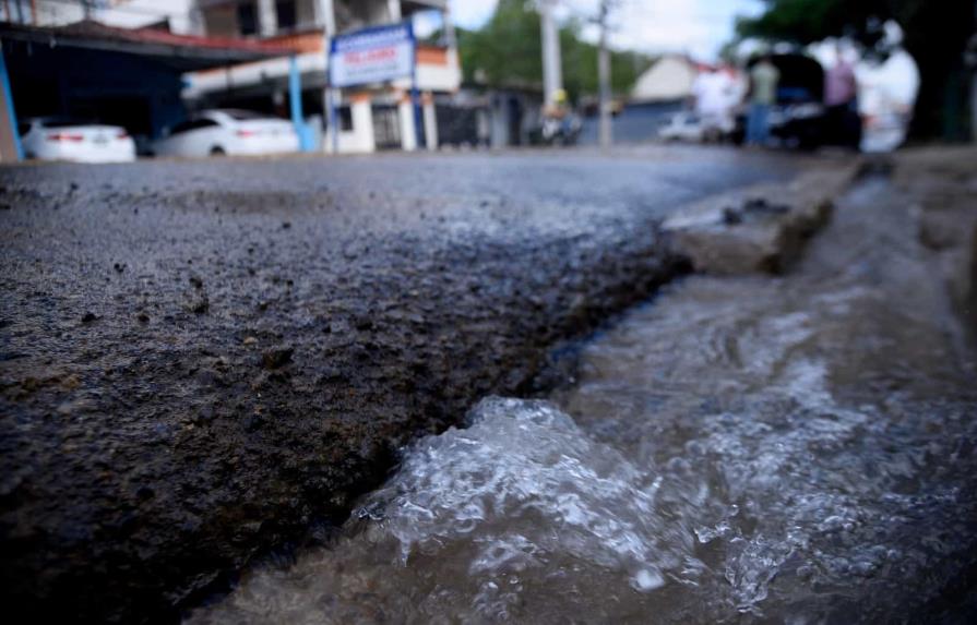Miles de galones de agua se pierden en medio de escasez por tubería rota en sector de Santiago