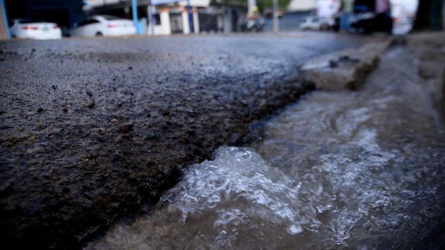 Miles de galones de agua se pierden en medio de escasez por tubería rota en sector de Santiago