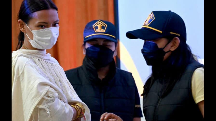 Bali deporta a una turista rusa por hacerse una foto desnuda junto a un árbol sagrado