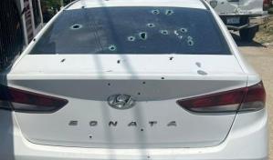 Acribillan a árbitro de gallos en Villa González; carro tiene más de 20 tiros