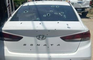 Acribillan a árbitro de gallos en Villa González; carro tiene más de 20 tiros