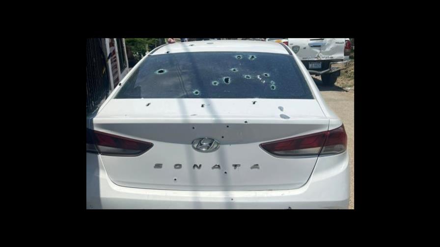 Acribillan a árbitro de gallos en Villa González; carro tiene más de 20 tiros Acribillan a árbitro de gallos en Villa González; carro tiene más de 20 tiros