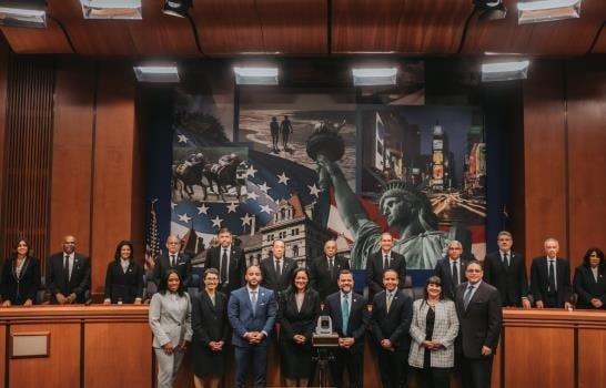 Jueces del Tribunal Constitucional dominicano visitan la Corte de Apelaciones y el Senado de NY