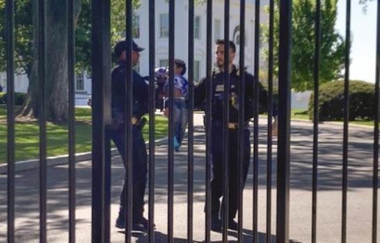 Pequeño intruso: niño logra infiltrarse a la Casa Blanca al colarse por los barrotes