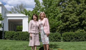 La primera dama de Japón visita la Casa Blanca y planta un cerezo junto a Jill Biden