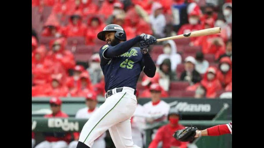 Dominicano Domingo Santana bateó dos hits en triunfo de Swallows en Liga Japonesa