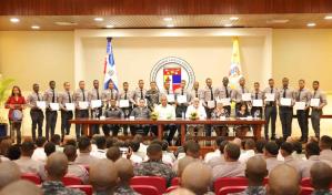 Policías reciben certificados por educarse en derechos humanos y convivencia ciudadana