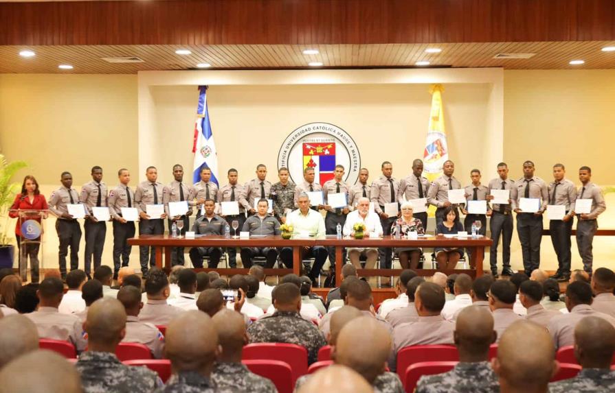 Policías reciben certificados por educarse en derechos humanos y convivencia ciudadana