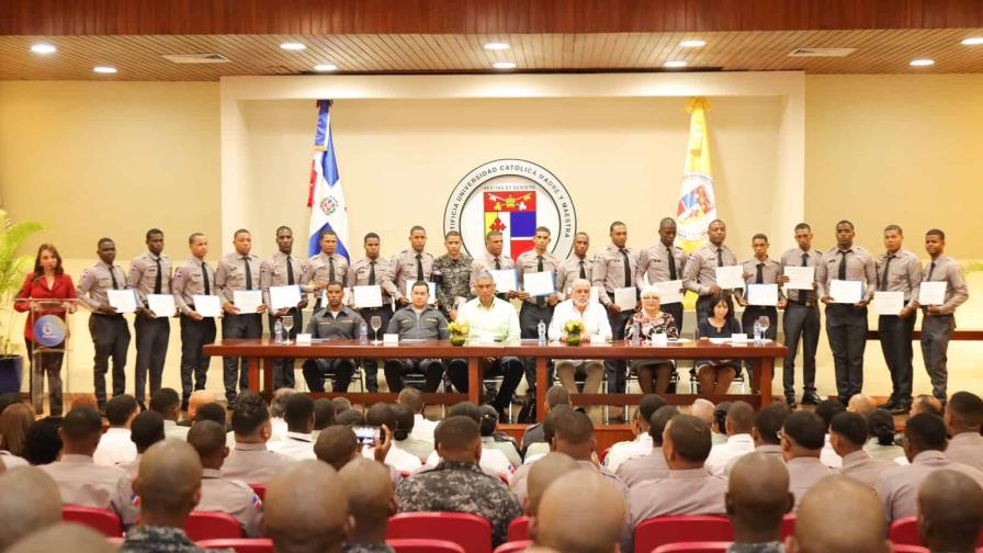 Policías reciben certificados por educarse en derechos humanos y convivencia ciudadana