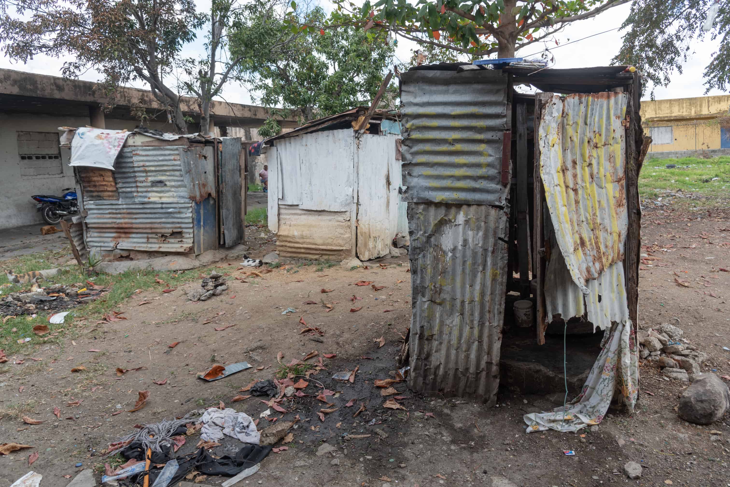 Este es el baño de las familias damnificadas en donde llevan 25 años.